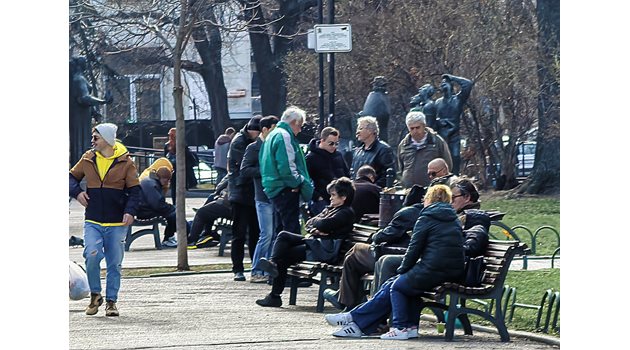 Пенсионери в Градската градина в София
СНИМКА: РУМЯНА ТОНЕВА