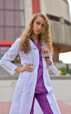 Д-р Илияна Иванова е от град Априлци, на 27 г. Работи в Специализираната белодробна болница като специализант по пулмология и фтизиатрия.