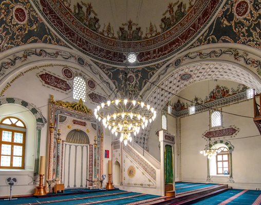 Вътрешността на Джумая джамия е наистина впечатляваща.