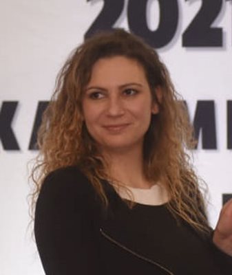 Изпълнителният директор на “Клийнтех - България” Марияна Хамънова връчи наградата на ректора акад. Лъчезар Трайков.