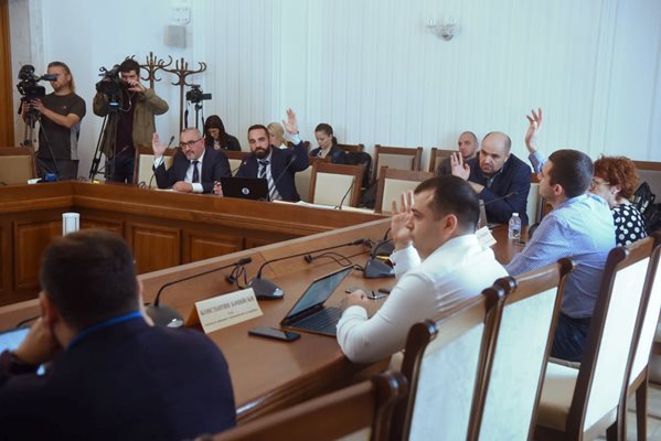 Преди началото на комисията Константин Бачийски от "Продължаваме промяната" (с бялата риза) също прогнозира, че Моллов няма да дойде, тъй като е в отпуска. Снимка ВЕЛИСЛАВ НИКОЛОВ