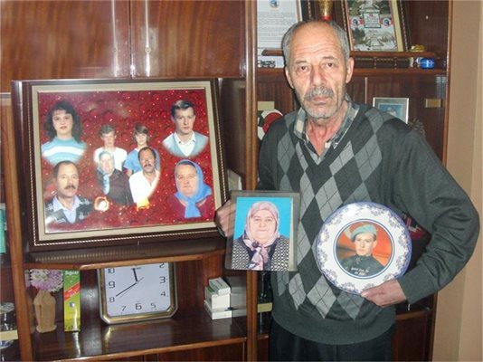 Бай Хюсмен със снимките на Али и съпругата му Юнзина