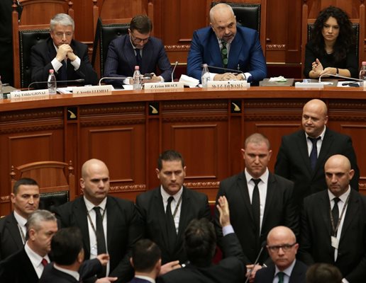 Албанският парламент СНИМКА: Ройтерс