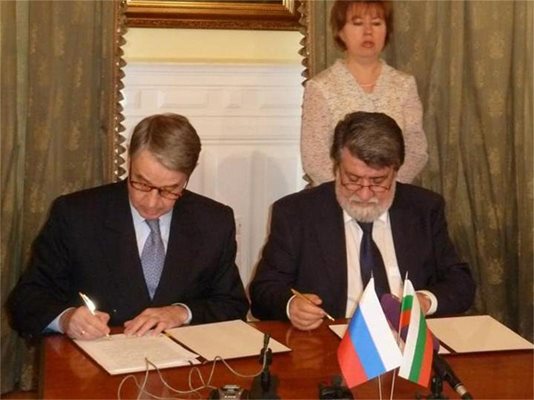 Вежди Рашидов и руският му колега Александър Авдеев подписват споразумението.
СНИМКА: ХРИСТО ОБРЕШКОВ
