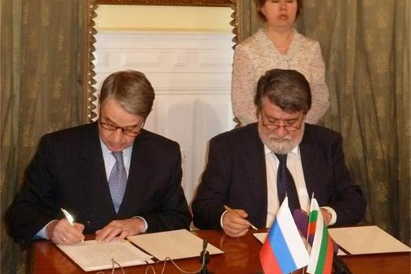 Вежди Рашидов и руският му колега Александър Авдеев подписват споразумението.
СНИМКА: ХРИСТО ОБРЕШКОВ