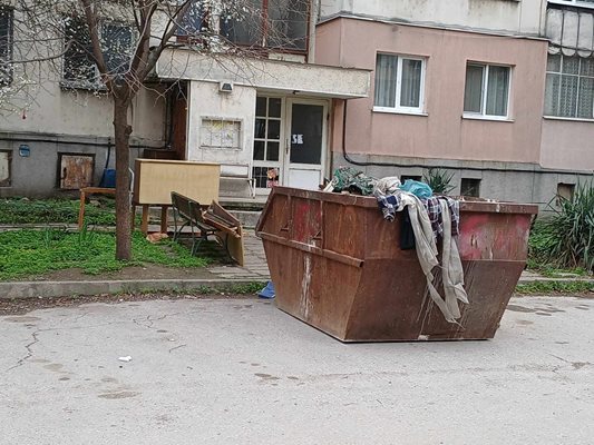Димитър Димитров си е наел казан за строителни отпадъци, на съседите му не са се посвенили да изхвърлят в него и вехтории и парцали.