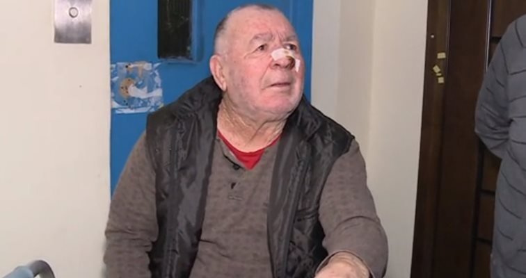 Васил Гердов не е излизал от дома си заради приобщен от съседи коридор
Кадър: bTV