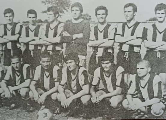 Александър Иванов (клекналият в средата) с шампионския юношески отбор на “Тракия”