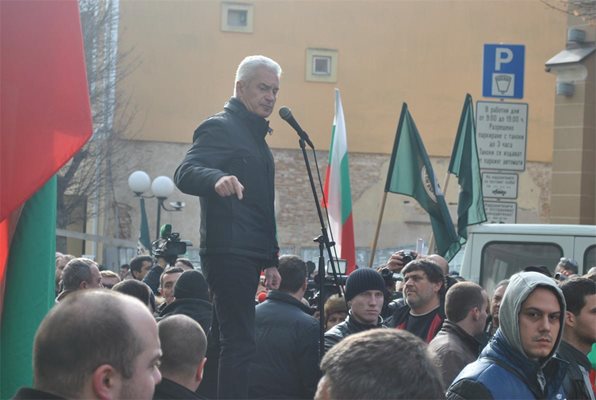 Волен Сидеров произнася реч на митинга на “Атака” във Варна срещу областния управител Иван Великов.
