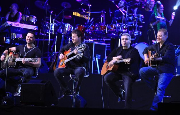На китарите са Борис Солтарийски, Цветан Недялков, Иван Стоянов и Николай Арабаджиев.