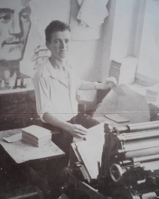 Чападжиев като млад печатар малко преди да избяга от България през 1963 г.
