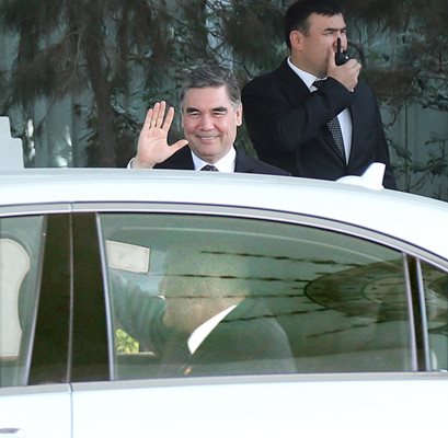Президентът на Туркменистан Гурбангули Бердимухамедов изпраща българския премиер Бойко Борисов след срeщата им в неделя. Борисов го покани да посети България.
