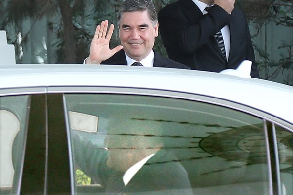 Президентът на Туркменистан Гурбангули Бердимухамедов изпраща българския премиер Бойко Борисов след срeщата им в неделя. Борисов го покани да посети България.
