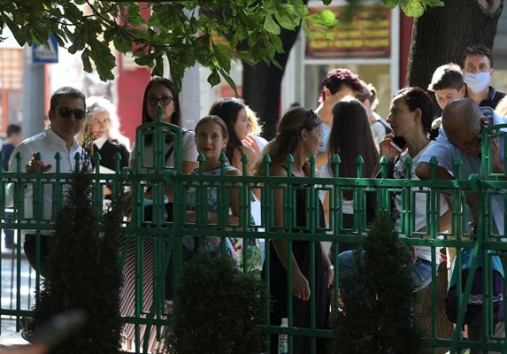 Родителите изпратиха учениците си в първия учебен ден зад оградите на училищата.

СНИМКА: НИКОЛАЙ ЛИТОВ