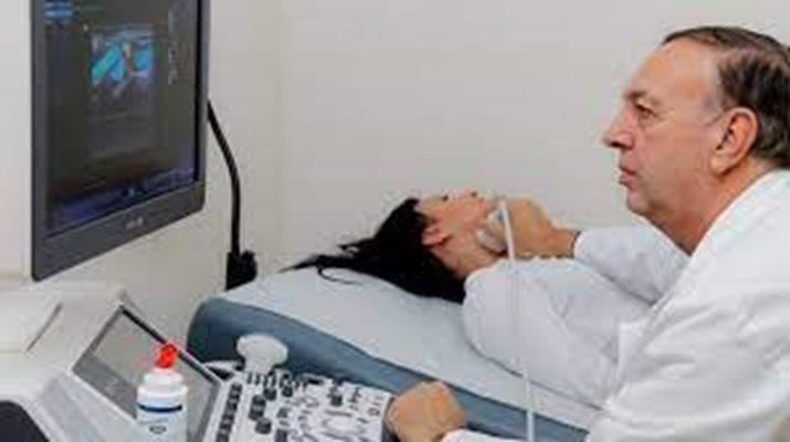 Проф. Гроздински преглежда бременна с ултразвуков апарат