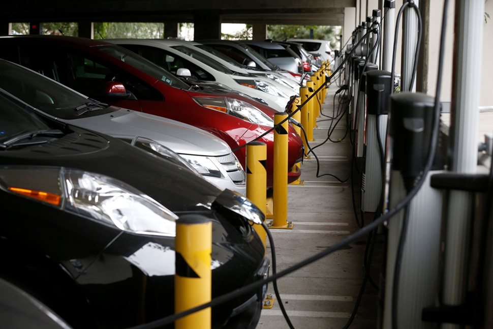След 2035 г. новите коли на пазара трябва да са само електрически.

