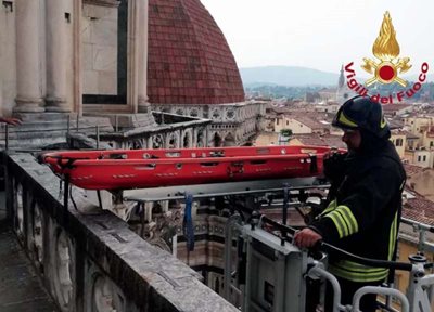 Екип от пожарникари достигна до купола, за да извади американския турист
СНИМКИ: Италиански пожарникари

