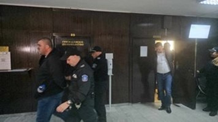 Началникът на полицията в Петрич Борислав Гецев и двамата му подчинени Иван Янев и Георги Кимов са си вкъщи СНИМКА: Тони Маскръчка