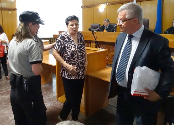 Иванка Ройдова бе задържана веднага щом съдът отмени условното и? наказание от 3 г. и го замени с ефективно.