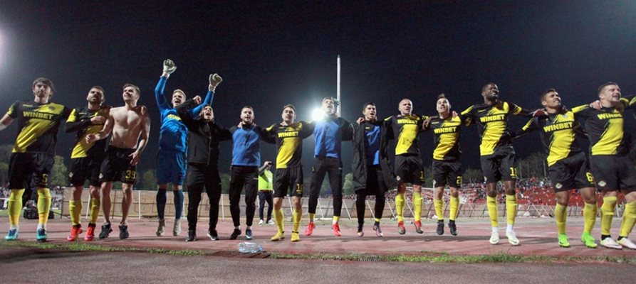 Футболистите на пловдивчани поздравяват верните си привърженици след равенството с ЦСКА в София, което прати тима на финал за купата.