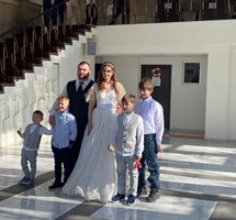 Александър, Елена и четирите им деца вече официално са семейство.
Снимки: Авторът