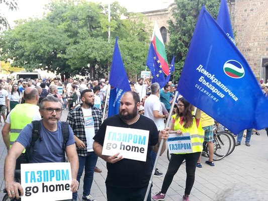 "Газпром" go home" и "Независимост от "Газпром" се четеше на плакатите, носени от протестиращи. Снимки и видео ВЕЛИСЛАВ НИКОЛОВ
