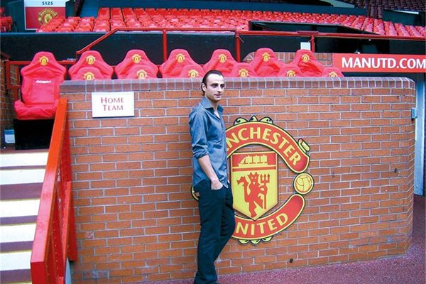 12 септември 2008 г. Най-скъпият футболист в историята на “Манчестър Юнайтед” - Димитър Бербатов, позира пред клубната емблема на стадион “Олд Трафорд” при представянето си.
СНИМКА: НАЙДЕН ТОДОРОВ

