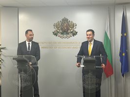 Богдан Богданов и Никола Стоянов при предаването на властта в икономическото министерство.