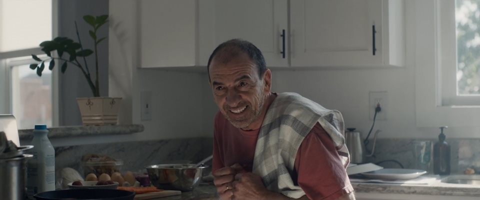 Димитър Маринов в кухнята - готви лично по време на снимките на независимия късометражен филм "Сельодка", така както всъщност прави и вкъщи.