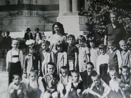 Черно-бялата снимка е на съученика му Володя. Заснели ги, когато от училището ги завели в Плевен.
СНИМКИ: ЛИЧЕН
АРХИВ И АВТОРЪТ
