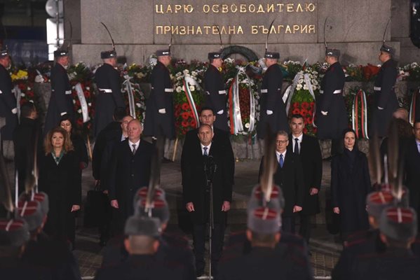 Гледайте тържествената заря проверка в София по случай Националния