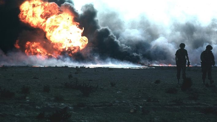 Запалени от иракската армия кувейтски нефтени кладенци.