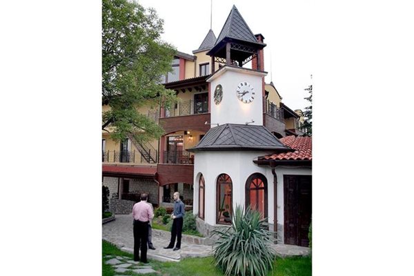 Прочутата изба “Тодоров” с часовниковата кула.