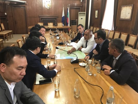 Кметът на Бургас Димитър Николов беше домакин на срещата на премиера Борисов с представителите на китайската компания.