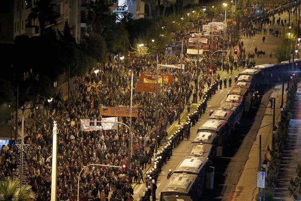 Безредици в Атина заради шествието за годишнината от студентските бунтове