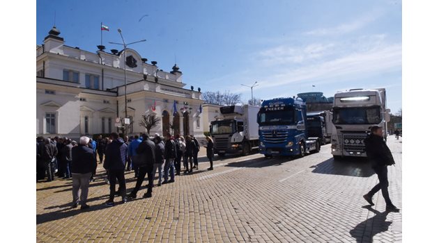 За известно време площадът пред Народното събрание беше блокиран от тежкотоварни автомобили. Част от протестиращите влязоха в сградата на парламента, за да разговарят с председателя Никола Минчев. 