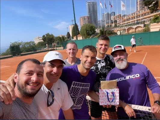 Григор Димитров на корта в Монте Карло с екипа си, полския тенисист Хуберт Хуркач и неговия треньор Крейг Бойнтън