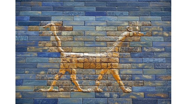 Вавилонски дракон – „сируш“, изобразен на портата на Ищар.