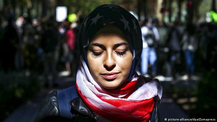 Жените в Иран са задължени да носят забрадки. 
СНИМКА: ДОЙЧЕ ВЕЛЕ