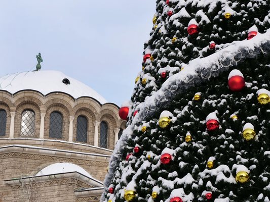 Коледна елха от църквата "Св. Неделя" в София.