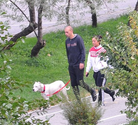 Асен Бербатов и съпругата му Мими разхождат кучето в парка