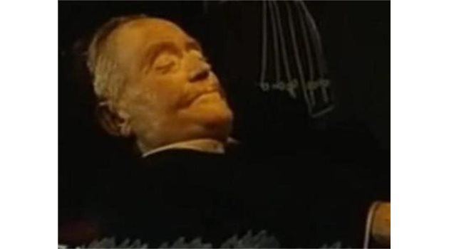 БАЛСАМИРАН: Тялото на Димитров в мавзолея.