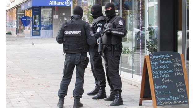 Полицаи пред заведение на Илия Стоилов