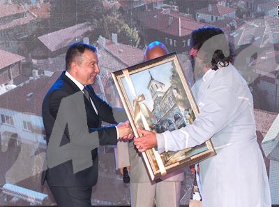 Кметът на Несебър Николай Димитров връчи на отец Петър картина на храма "Св. Успение Богородично".  Снимка Авторът