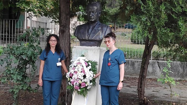Медици поднесоха венци на паметника на д-р Стефан Черкезов в двора на областната болница