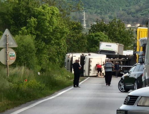 Камионът е на платното в посока Русе, след село Самоводене
Снимка:I see you КАТ област Велико Търново/ Кристина Илиева