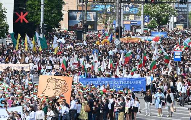 По традиция в Деня на светите братя Кирил и Методий в небето над площада пред Катедралата във Варна "полетя" българската азбука. 
Снимка: Орлин Цанев