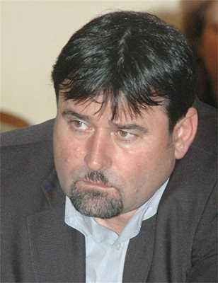 Кметът на Куклен Сотиров ще изкара нощта в ареста.
