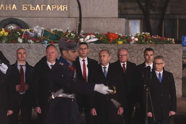 Гледайте тържествената заря проверка в София по случай Националния