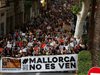 Над 10 000 протестираха срещу наплива от туристи в Палма де Майорка (Снимки)